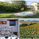 Casa Il Girasole Con Piscina Nelle Marche منزل ريفي *